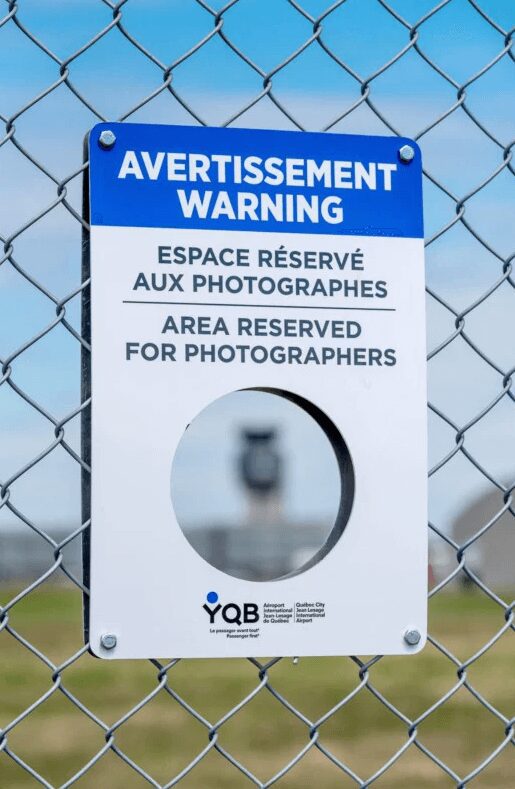 Aeroporto no Canadá cria fendas nas cercas especialmente para fotógrafos