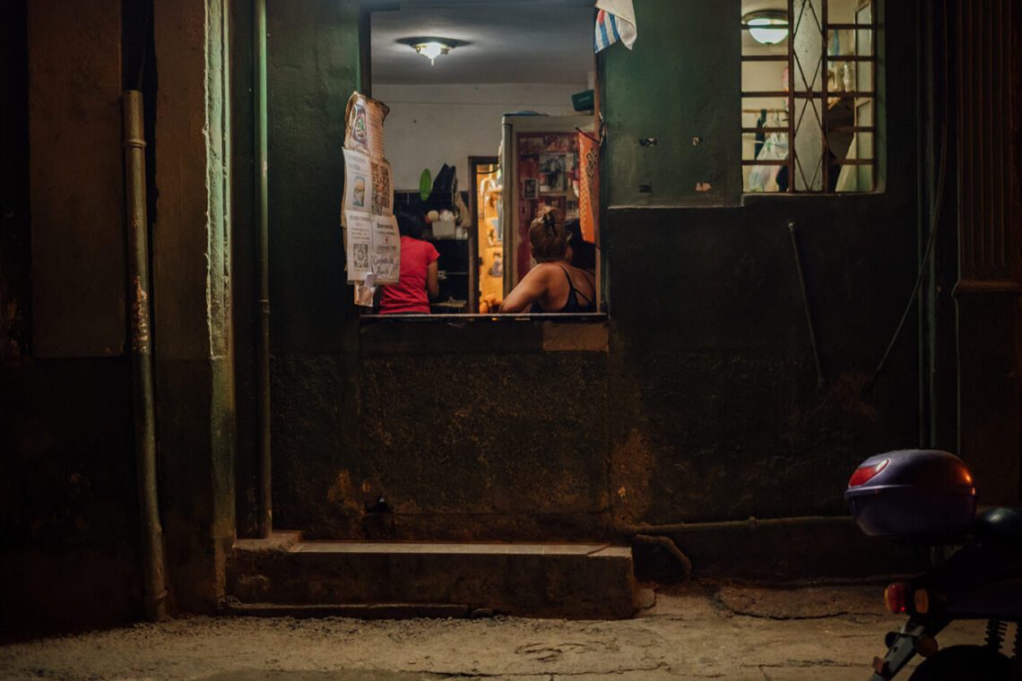 Momentos Cubanos, série fotográfica com enquadramentos dentro de enquadramentos