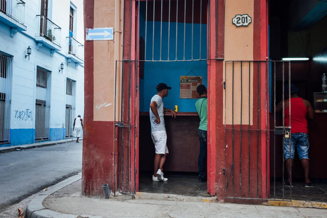 Momentos Cubanos, série fotográfica com enquadramentos dentro de enquadramentos