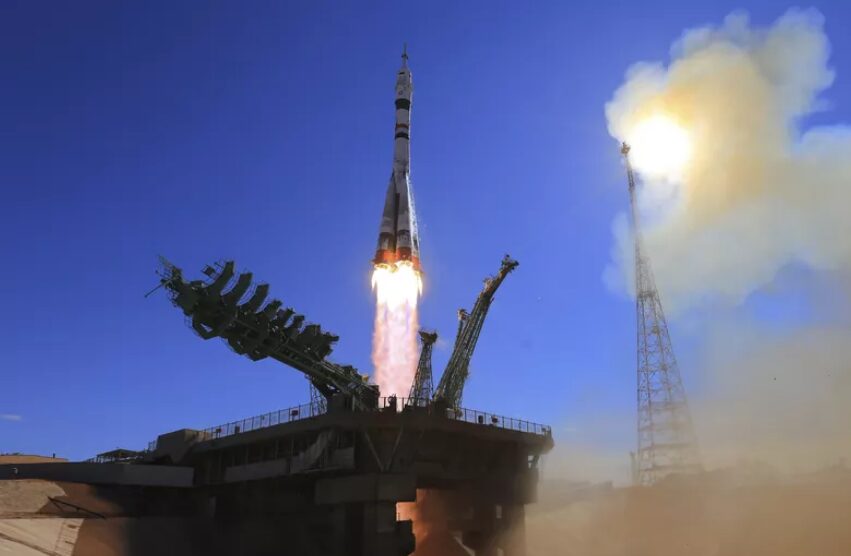 Atriz e cineasta russos decolam para rodar primeiro filme no espaço