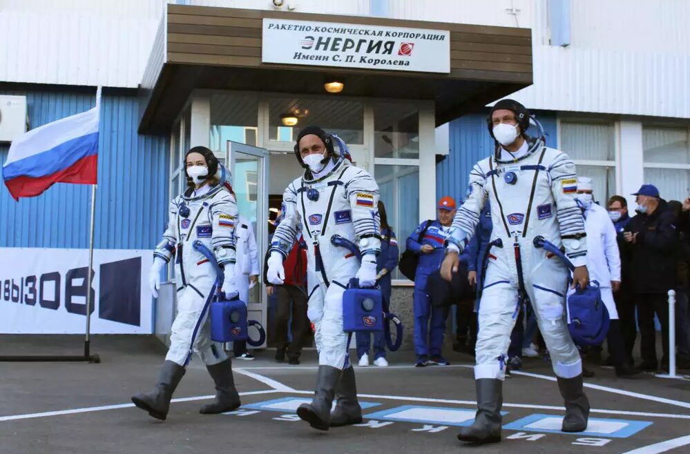 Atriz e cineasta russos decolam para rodar primeiro filme no espaço