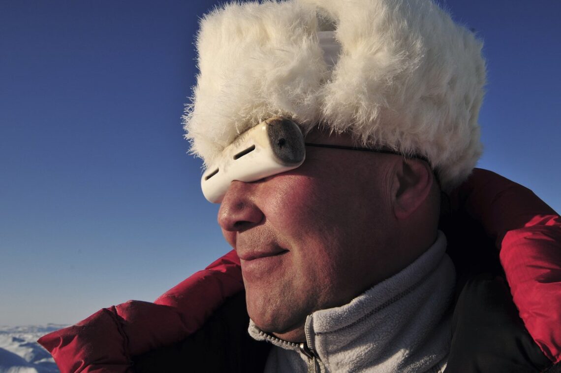 Milhares de anos atrás os esquimós já esculpiam "óculos de sol" em marfim