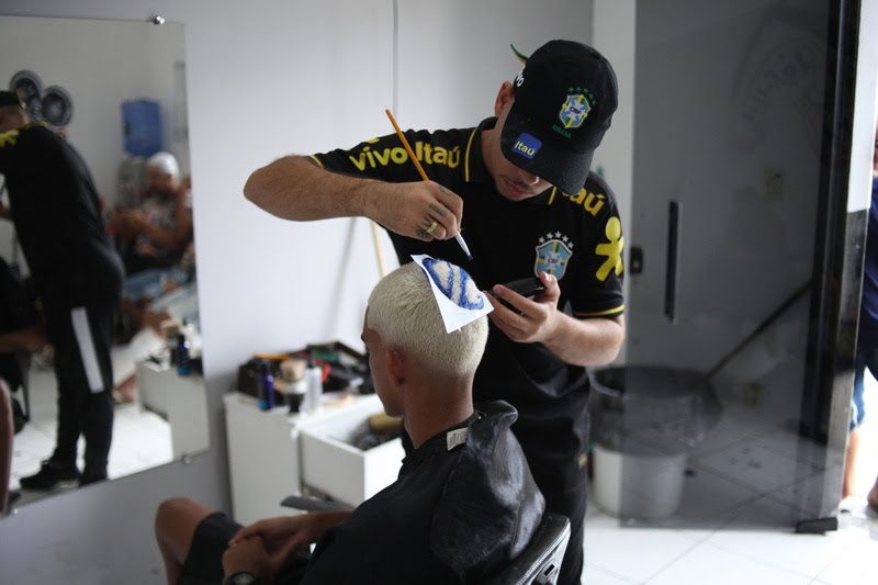 Itaú realiza ação com barbeiro criador do corte do HEXA
