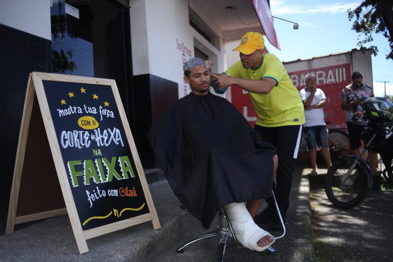 Itaú realiza ação com barbeiro criador do corte do HEXA